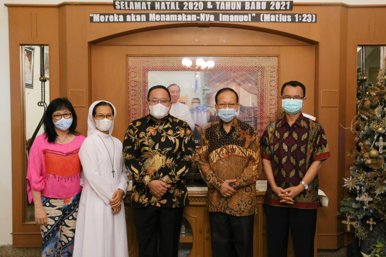 Ucapkan Selamat Natal, Bupati Muba DRA Sambangi Kediaman Uskup Agung