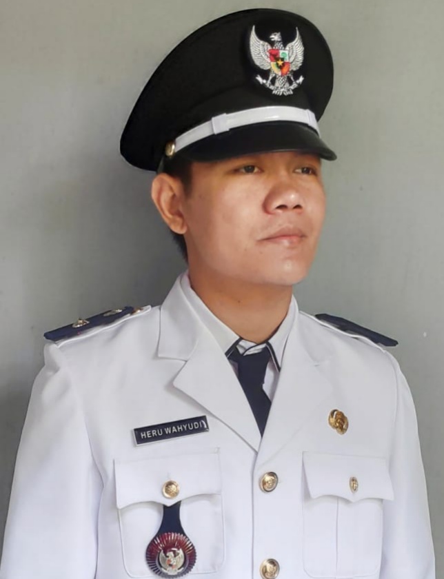 Wujudkan Lingkungan Kerja Bersih, Kades Pagar Kaya Bersama Staf Bersihkan Halaman Kantor